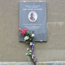 Pamětní deska Karla Kubánka na domu 85 v Zvědavé uličce v Jilemnici