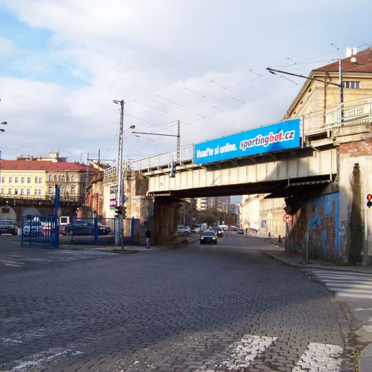 Most spojovacího oblouku Negrelliho viaduktu přes ulici Prvního pluku