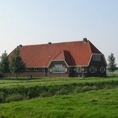 Boerderij in traditionele stijl, met Delftse school-invloeden
