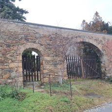 Torbogen der Hofeinfahrt und seitliche Pforte Mühlstraße 20b