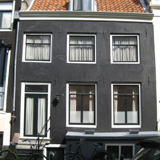 Dwarshuisje met pothuis, gepleisterde gevel