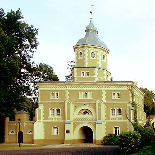 Wieża-brama pałacu w Golejewku