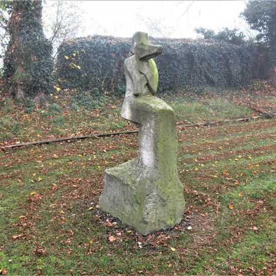 Kamenná plastika v Sokolském parku v Dolním Slivně