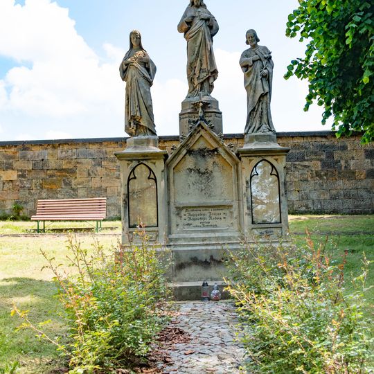 Sousoší Nejsvětější Rodiny u hřbitova v Miletíně