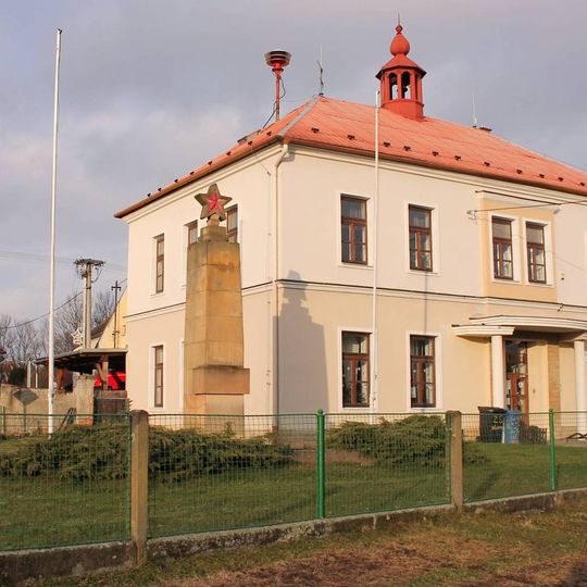 Pomník padlým v Bělkovicích u školy