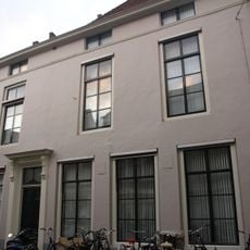 Uit twee delen samengevoegd pand met gepleisterde lijstgevel