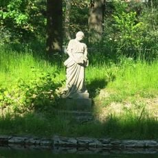 Socha dívky na ostrůvku v rybníku v Mercandinových sadech v Klatovech