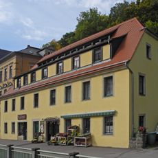 Wohnhaus und Nebengebäude sowie straßenseitiger Pavillon des ehemaligen Sanatoriums Schillerstraße 3