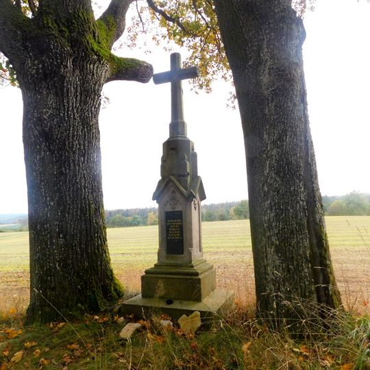 Kříž u cesty k Farskému rybníku v Jiříně