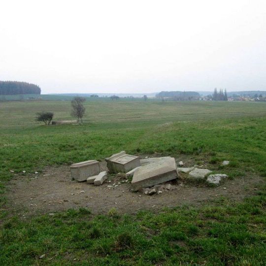 Kříž jihozápadně od Pláně