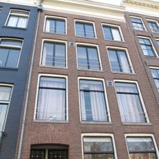 Huis met gevel onder rechte lijst en rondbogige dakkapel