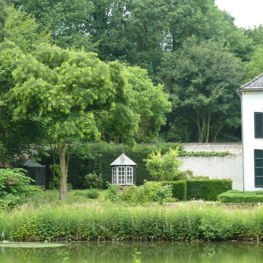 Kasteel Genbroek: bakstenen muur met aanbouw