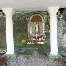Skalní kaplička za altánem u Zdislaviny studánky ve Lvové