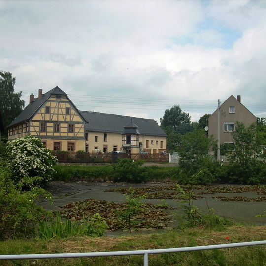 Wohnhaus, Seitengebäude und Taubenturm eines Bauernhofes Große Seite 25