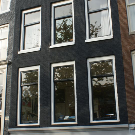 Pand met gevel onder rechte lijst