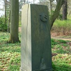 Stele im Park von Schloss Eckberg