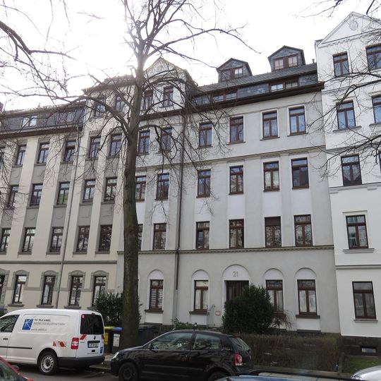 Mietshaus in geschlossener Bebauung mit Vorgarten Orthstraße 21