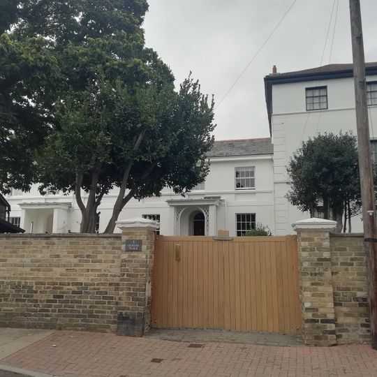 3,4 And 5, Queens Place