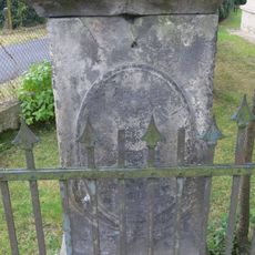 Podstavec ulomeného kříže u domu Dukelských hrdinů 390 v České Kamenici