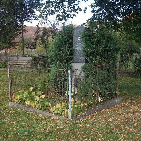 Pomník v Netunicích