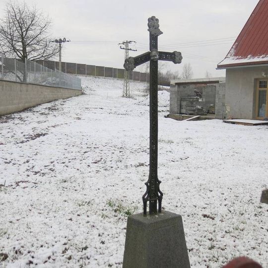 Kříž v zahradě domu u bývalé školy v Českých Zlatníkách