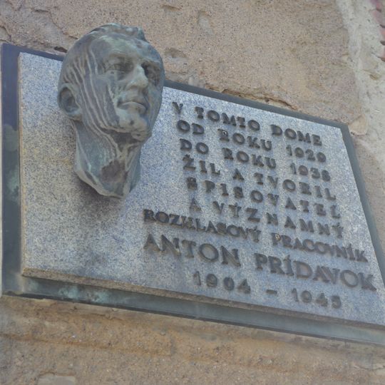 Byty štátnych zamestnancov, tabuľa pamätná