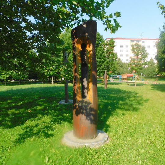 Plastika Tři gracie v parku před poliklinikou v Otrokovicích