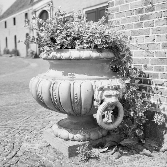 Twickel: gietijzeren tuinvazen achterzijde