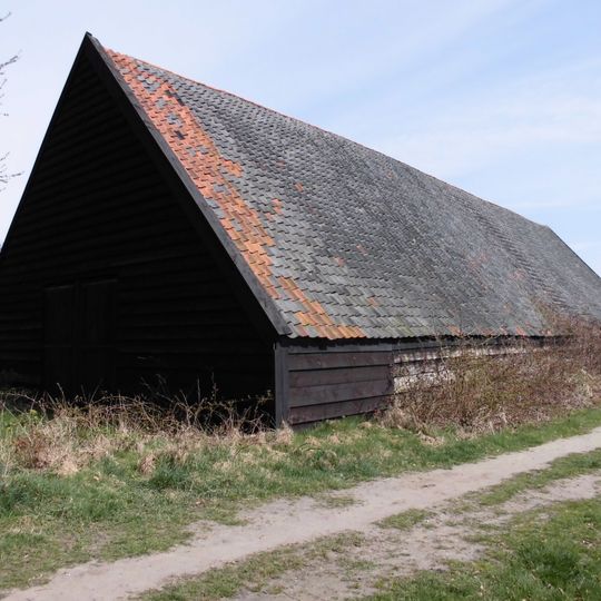 Met pannen gedekte houten tabaksschuur met beweegbaar ventilatie-systeem