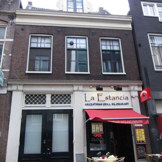 Pand onder dwars dak en met gevel onder rechte lijst