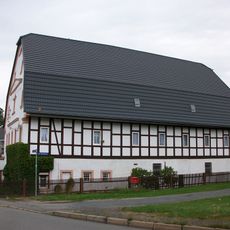 Vierseithof mit Wohnstallhaus, Seitengebäude (mit Oberlaube), Stallgebäude und Scheune sowie Hofpflasterung Am Relsner Eck 15