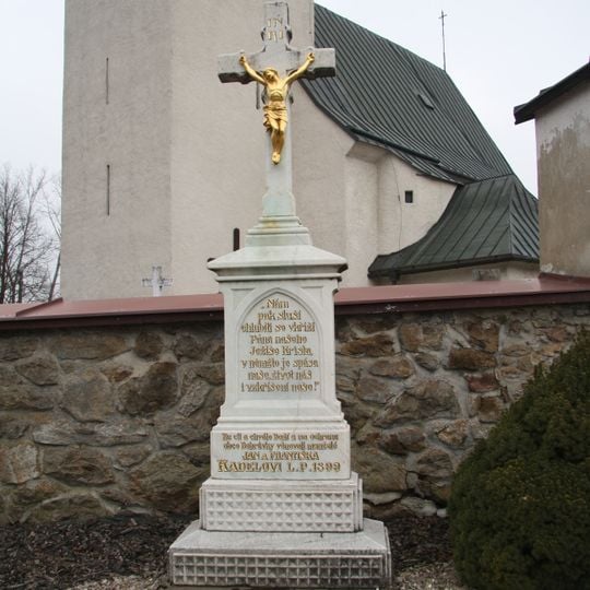 Kříž v Bobrůvce u kostela