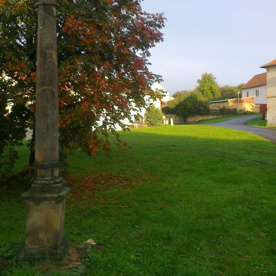 Sloup na návsi ve Velemíně