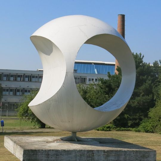 Betonová plastika u továrny Crystalex v Novém Boru