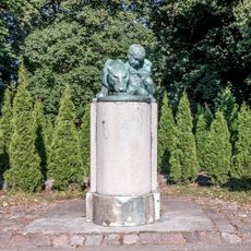 Памятник, посвященный первому директору зоопарка Герману Клаассу, с барельефом на постаменте (Калининград)