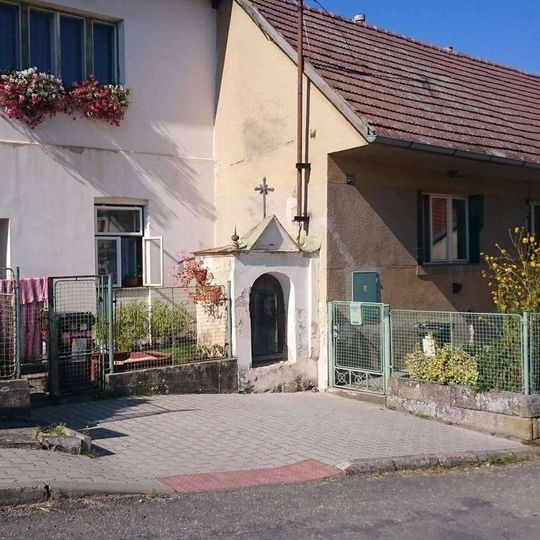 Kaplička v Deštné v zahradě