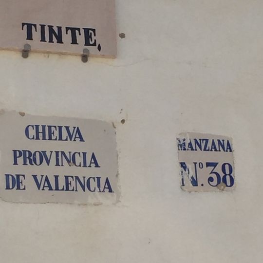 Ceramic plates at 8 El Tinte street, Chelva