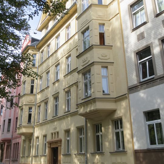 Mietshaus in geschlossener Bebauung Südbahnstraße 6