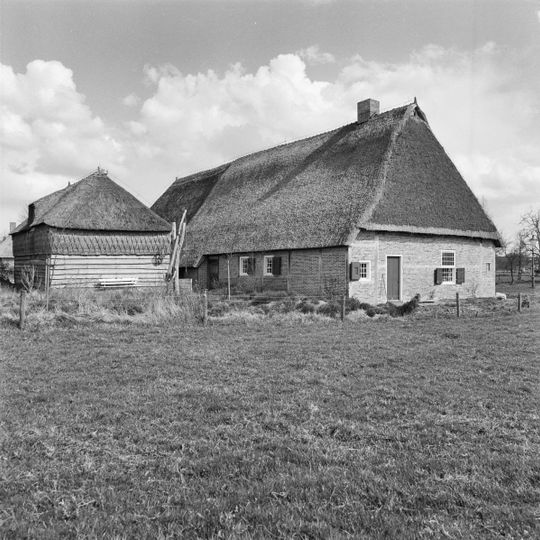 Grote Saksische hoeve met schuur en wagenschuur