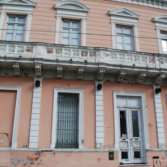 Edificio lindero Casa Curutchet