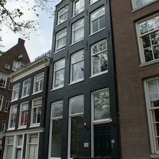 Pand met gevel onder rollagentop