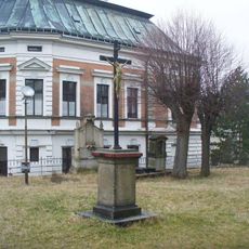 Kříž u kostela svatého Jiří v Jiříkově