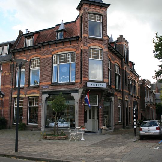 Dubbel woonhuis in Overgangsstijl met Um 1800-elementen