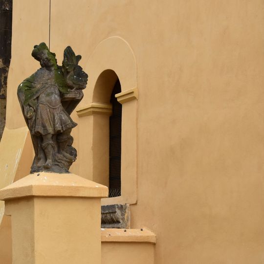 Socha svatého Víta u apsidy kostela v Údlicích