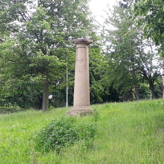 Rozcestník v Rakovníku u cesty z Lišan