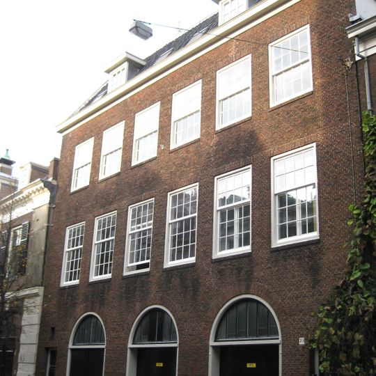 Pand met bakstenen gevel met natuurstenen onderdelen