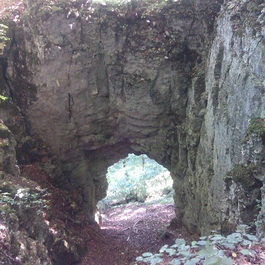 Kesselfinkenloch mit Felspartie und Frühmeßfels