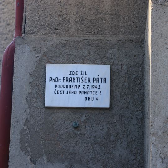 Pamětní deska Františka Páty na domě Na Krčské stráni 693/19 v Praze