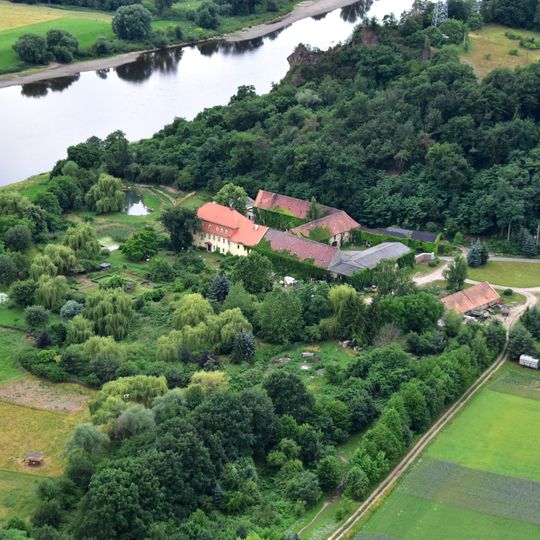 Gutshof eines Weingutes mit Wohnhaus , Torhaus, zwei weiteren Wirtschaftsgebäuden und Scheune sowie drei Weinbergen Göhrischgut 1