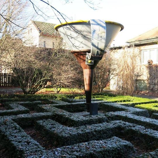 Plastika Centrum Europae v zahradě domu Sázavská 430 v Havlíčkově Brodě